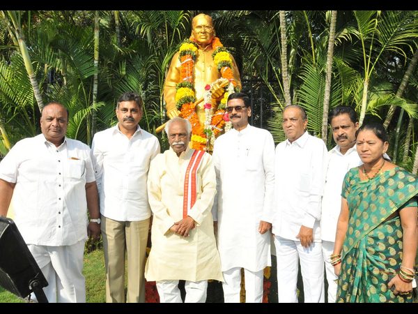 మాజీ సీఎంకు నివాళి