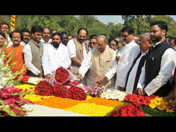 మాజీ సీఎంకు నివాళి