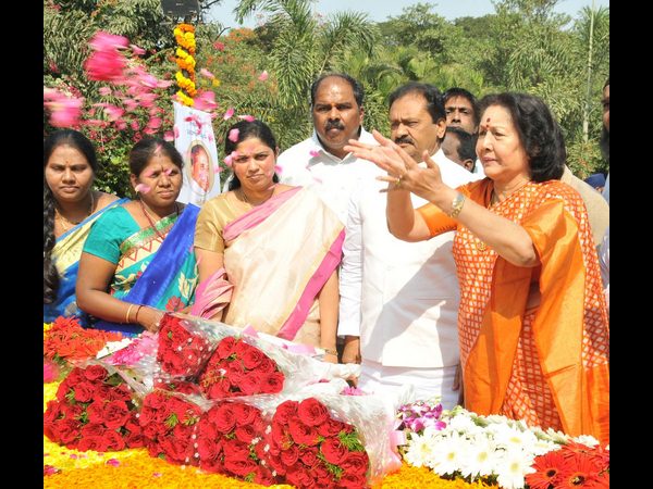 మాజీ సీఎంకు నివాళి