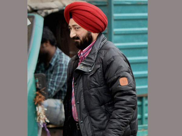 మార్చి మార్చి ప్రశ్నిస్తున్నారు