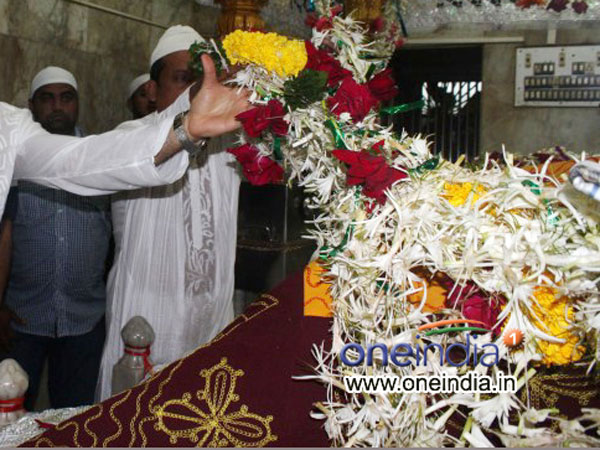 వేళకాని వేళలో దర్గాకు