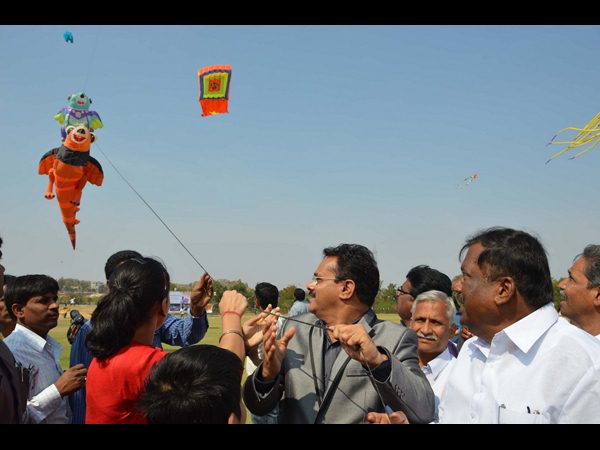 అగాఖాన్ అకాడమీలో పతంగుల పండుగ