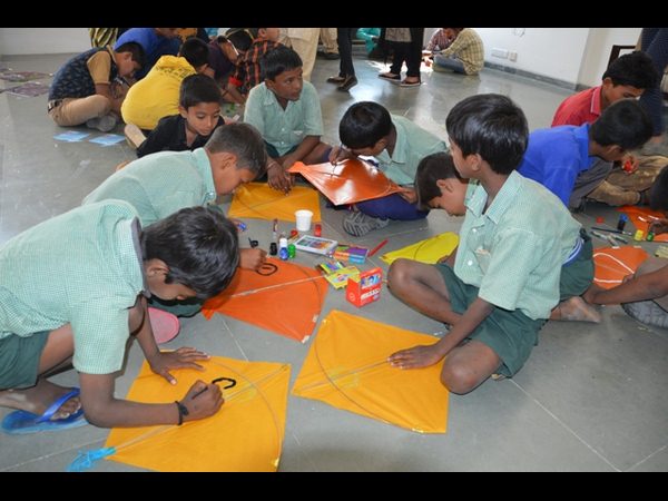 అగాఖాన్ అకాడమీలో పతంగుల పండుగ