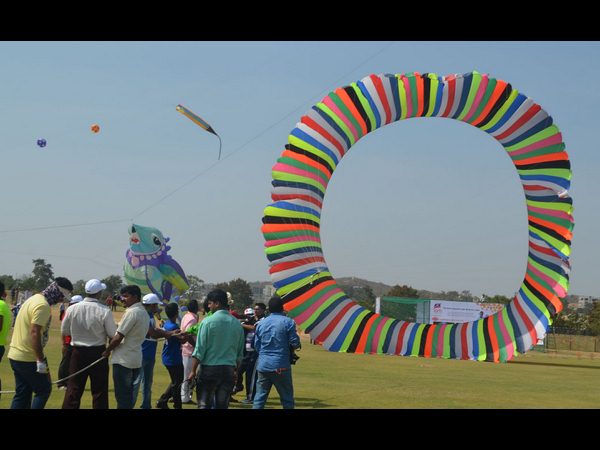 అగాఖాన్ అకాడమీలో పతంగుల పండుగ