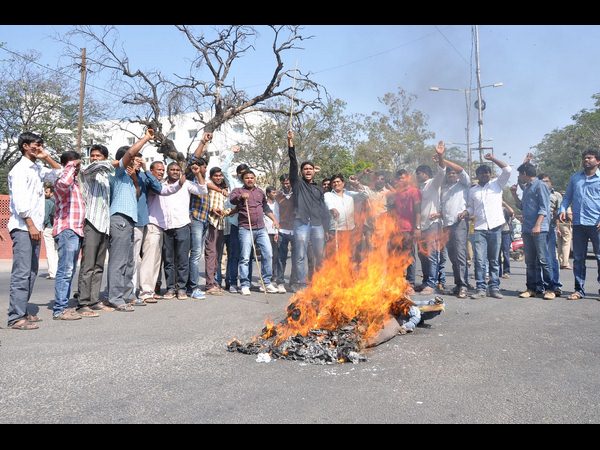 రోహిత్ ఆత్మహత్యపై ఆందోళన