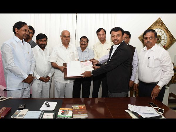 కేసీఆర్‌ను కలిసిన సింగరేణి సీఎండీ