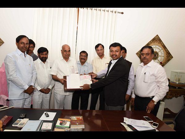 కేసీఆర్‌ను కలిసిన సింగరేణి సీఎండీ