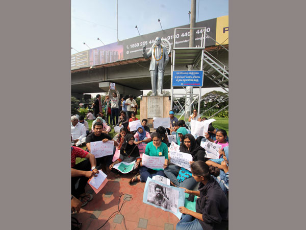 HU student Rohit suicide: Rahul Gandhi reaches Hyderabad University