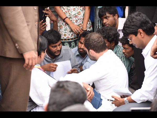 విద్యార్థులతో రాహుల్ గాంధీ