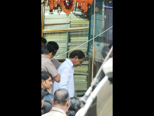 సీఎం అయిన తర్వాత తొలిసారి షాపింగ్ చేసిన కెసిఆర్