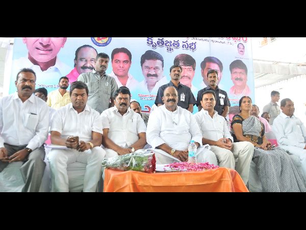 ప్రచార కేంద్రాలుగా బార్బర్ షాపులు: మంత్రి కేటీఆర్