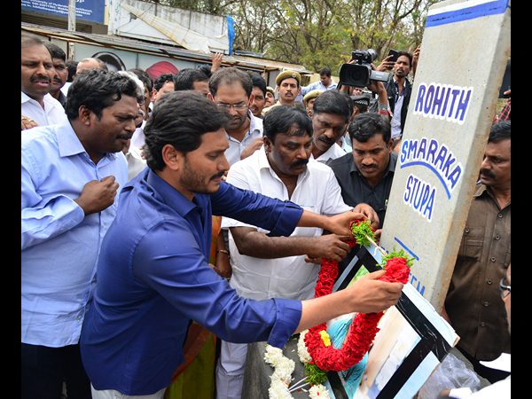 ప్రతిపాదిత స్థూపం ప్రాంతం వద్ద జగన్