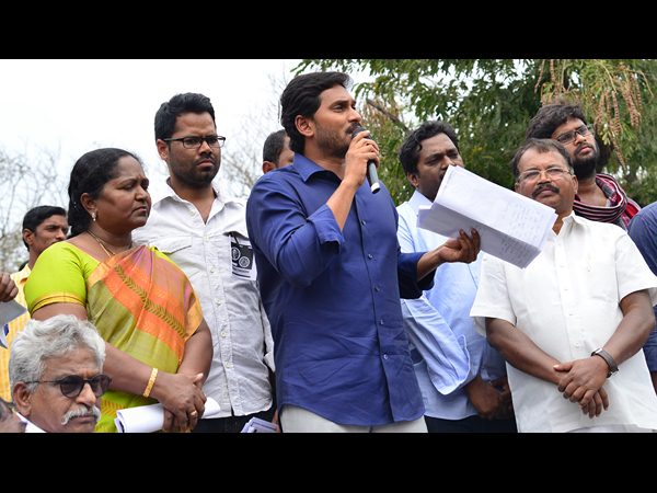 మాట్లాడుతున్న జగన్