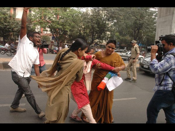 మోడీకి వ్యతిరేకంగా నినాదాలు