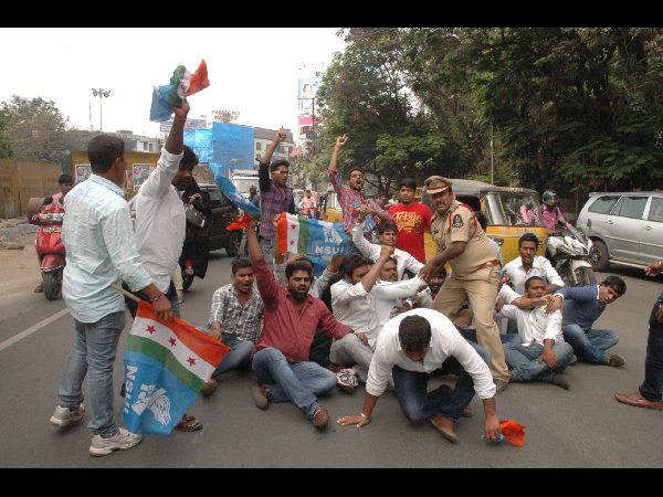 విద్యార్థుల బైఠాయింపు