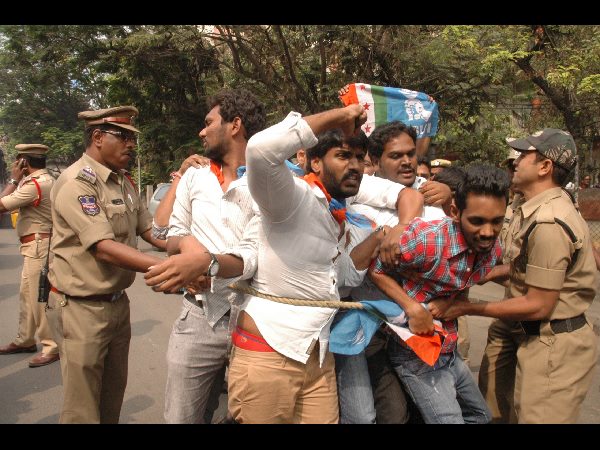 విద్యార్థుల ఆందోళనతో ఉద్రిక్తత