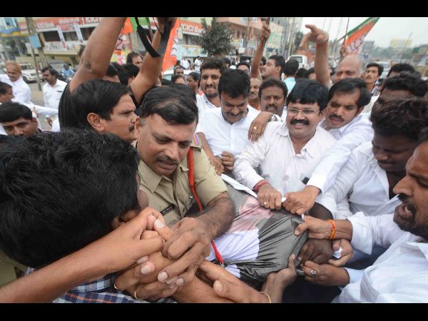 బిజెపి, ఏబీవీపీ ఆందోళన
