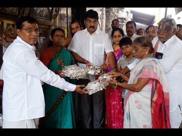 వెండి ఆభరణాల వితరణ వెండి ఆభరణాల వితరణ