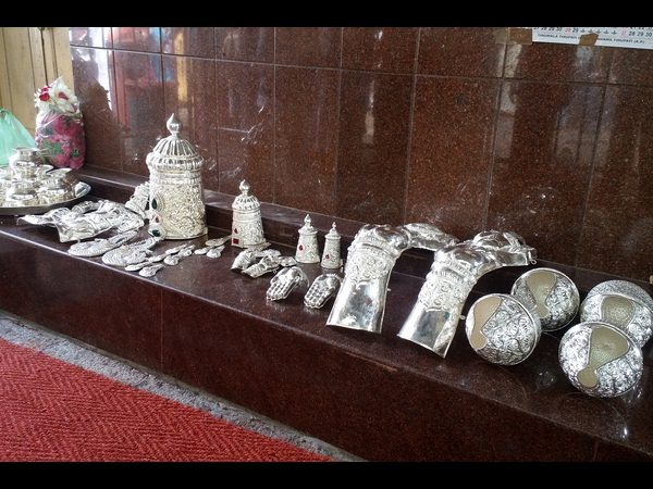 వెండి ఆభరణాల వితరణ వెండి ఆభరణాల వితరణ