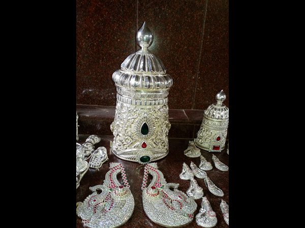 వెండి ఆభరణాల వితరణ వెండి ఆభరణాల వితరణ