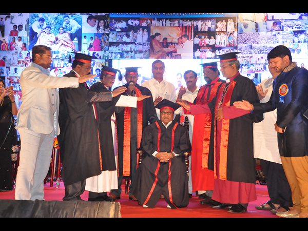 బాబుమోహన్‌‌కు గౌరవ డాక్టరేట్