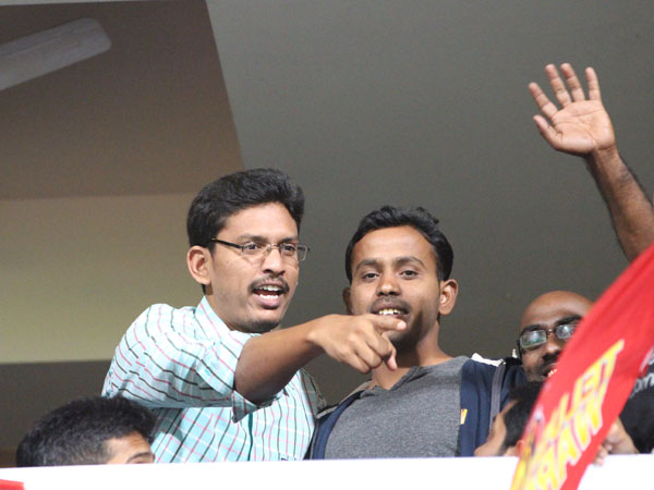 అభిమానుల హంగామా అభిమానుల హంగామా