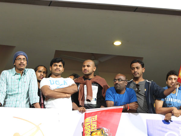 అభిమానుల హంగామా అభిమానుల హంగామా