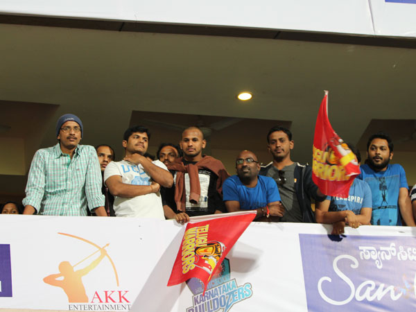 అభిమానుల హంగామా అభిమానుల హంగామా