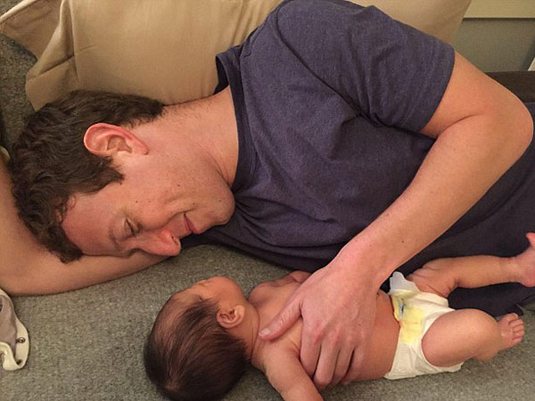 కుమార్తెకు ఈత నేర్పిస్తున్న జూకర్స్‌బర్గ్