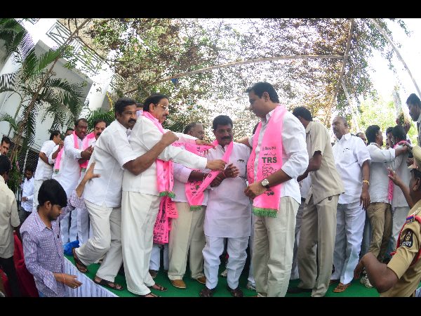 తెరాసలోకి చేరికలు