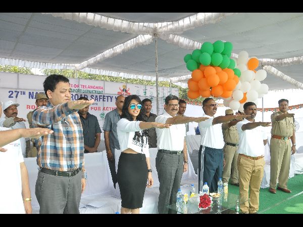  డీజీపీతో సినీనటి రెజీనా సందడి