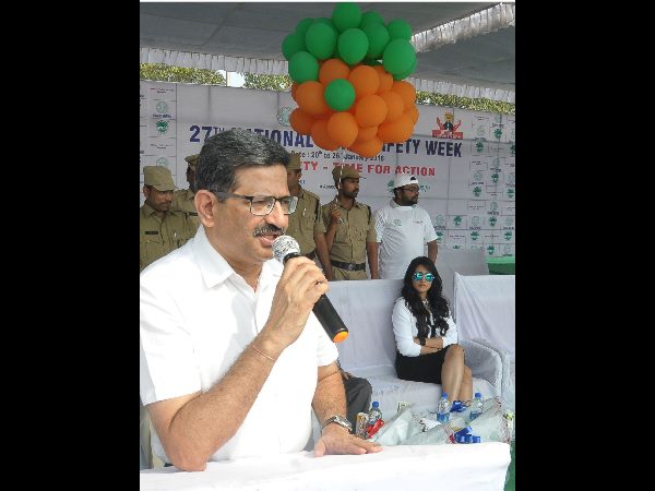 డీజీపీతో సినీనటి రెజీనా సందడి