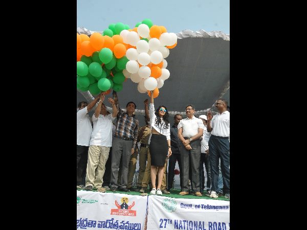 డీజీపీతో సినీనటి రెజీనా సందడి