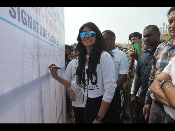  డీజీపీతో సినీనటి రెజీనా సందడి