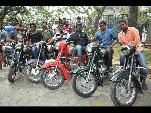 లుంబినీ పార్క్‌లో వింటేజ్ వాహనాల ప్రదర్శన