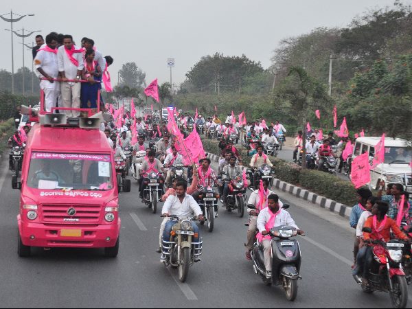  రోడ్డెక్కి వారసుల 'లోకల్' వార్: బాబు 'అభివృద్ధి'ని ఒప్పుకున్న కెటిఆర్! (పిక్చర్స్)