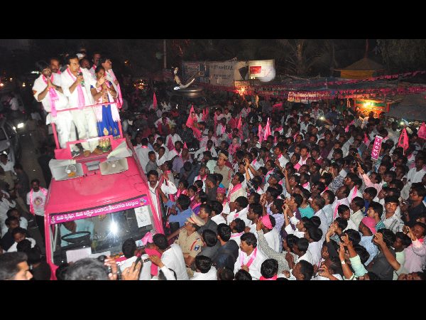 రోడ్డెక్కి వారసుల 'లోకల్' వార్: బాబు 'అభివృద్ధి'ని ఒప్పుకున్న కెటిఆర్! (పిక్చర్స్)