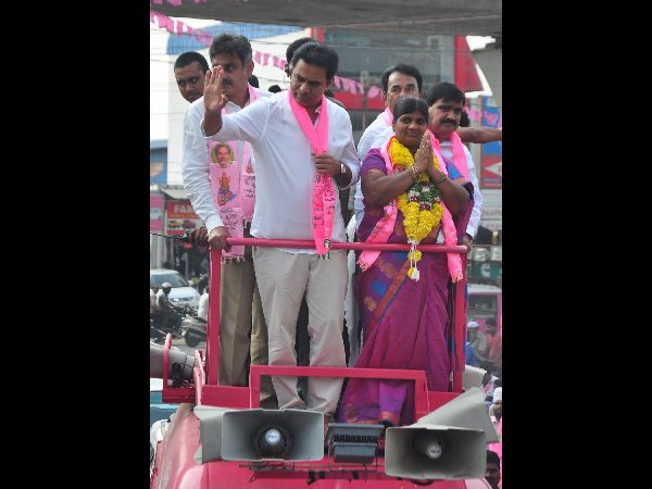  రోడ్డెక్కి వారసుల 'లోకల్' వార్: బాబు 'అభివృద్ధి'ని ఒప్పుకున్న కెటిఆర్! (పిక్చర్స్)