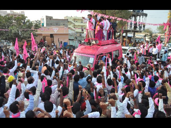 రోడ్డెక్కి వారసుల 'లోకల్' వార్: బాబు 'అభివృద్ధి'ని ఒప్పుకున్న కెటిఆర్! (పిక్చర్స్)