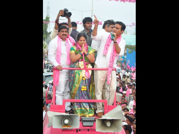  రోడ్డెక్కి వారసుల 'లోకల్' వార్: బాబు 'అభివృద్ధి'ని ఒప్పుకున్న కెటిఆర్! (పిక్చర్స్)