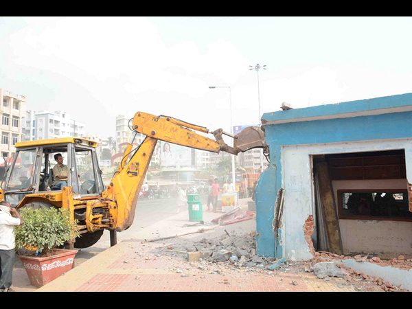  ఆర్కేబీచ్‌లో దుకాణాల తొలగింపు