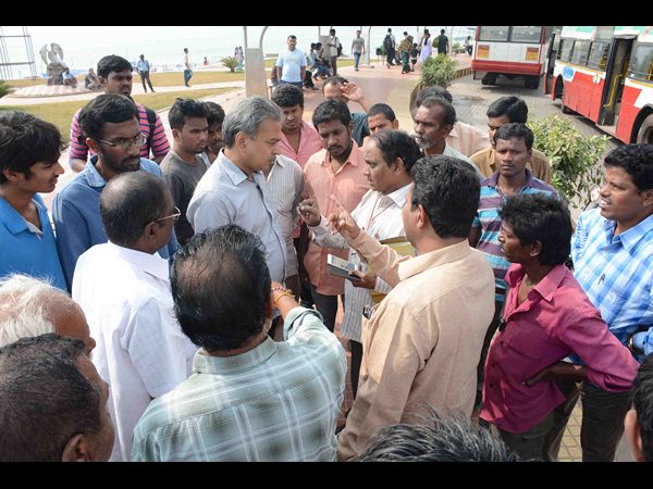 ఆర్కేబీచ్‌లో దుకాణాల తొలగింపు