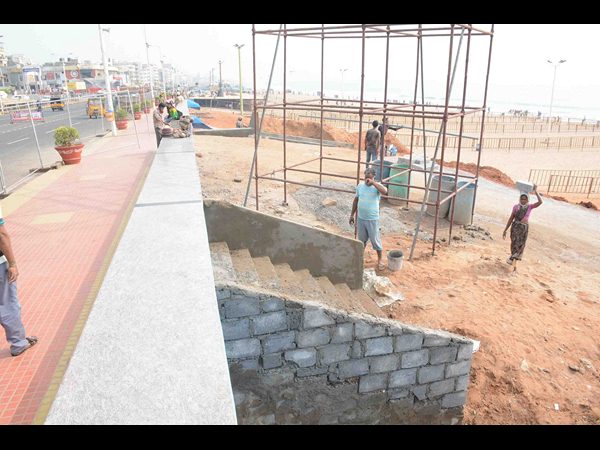 ఆర్కేబీచ్‌లో దుకాణాల తొలగింపు