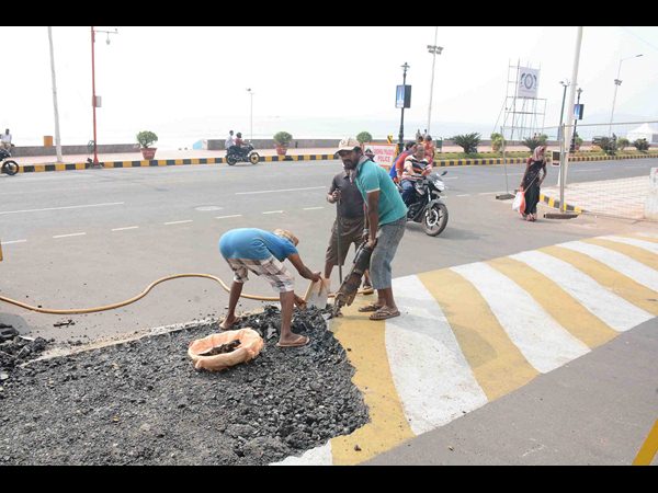 ఆర్కేబీచ్‌లో దుకాణాల తొలగింపు