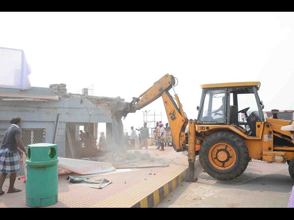 ఆర్కేబీచ్‌లో దుకాణాల తొలగింపు