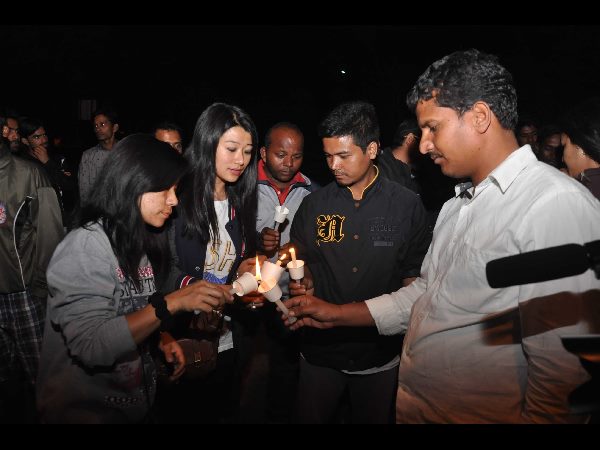 కొవ్వొత్తుల ర్యాలీలో ఇలా...