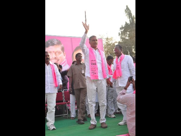  గ్రేటర్ ప్రచారంలో మంత్రి హరీశ్ రావు: పేలిన మాటల తూటాలు
