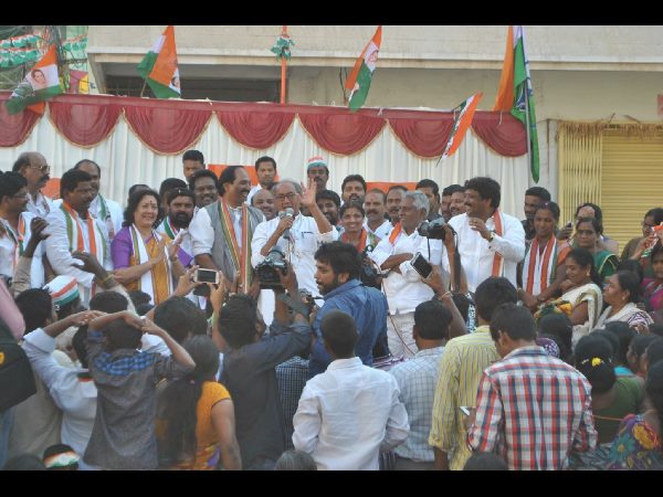 కేసీఆర్‌వి ఆచరణ సాధ్యం కాని హామీలు: గ్రేటర్ ప్రచారంలో దిగ్విజయ్ 