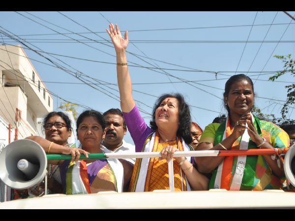  కేసీఆర్‌వి ఆచరణ సాధ్యం కాని హామీలు: గ్రేటర్ ప్రచారంలో దిగ్విజయ్ 