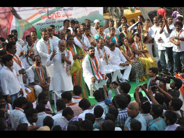  కేసీఆర్‌వి ఆచరణ సాధ్యం కాని హామీలు: గ్రేటర్ ప్రచారంలో దిగ్విజయ్